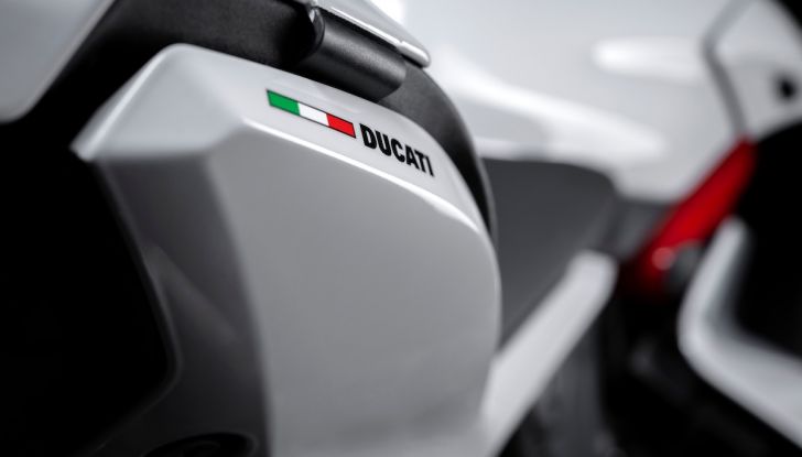 Ducati: nuova livrea Stripe Livery per la SuperSport 950 S - Foto 4 di 6