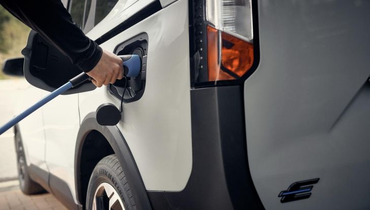 Ford E-Tourneo Courier 2024: debutta il nuovo multi-activity vehicle 100% elettrico - Foto 36 di 36