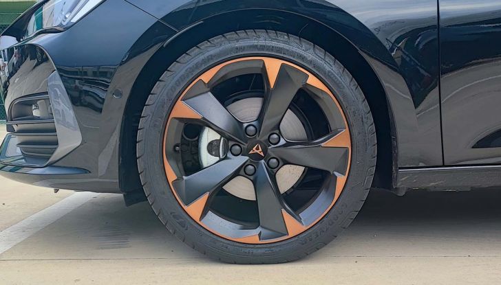 Cupra Leon 2023: prova su strada e consumi della hot-hatch ibrida - Foto 3 di 16