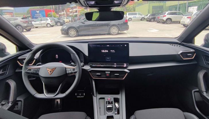 Cupra Leon 2023: prova su strada e consumi della hot-hatch ibrida - Foto 8 di 16