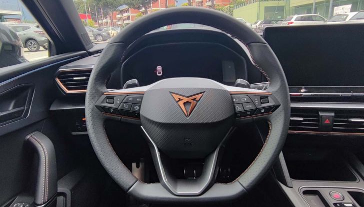 Cupra Leon 2023: prova su strada e consumi della hot-hatch ibrida - Foto 10 di 16