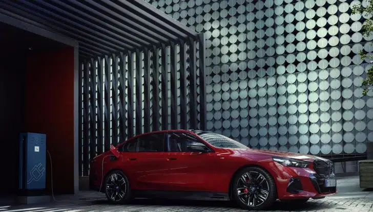 Nuova BMW Serie 5: al Salone di Monaco 2023 debutteranno due varianti ibride plug-in - Foto 1 di 140