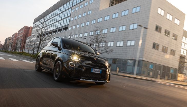 Nuove Abarth 500e e 500e Turismo: cresce la gamma con due versioni inedite - Foto 18 di 58