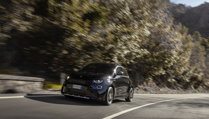 Nuove Abarth 500e e 500e Turismo: cresce la gamma con due versioni inedite - Foto 19 di 58