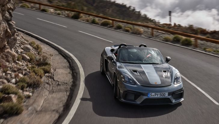 Porsche 718 Spyder RS: presentata la nuova roadster a motore centrale da 500 CV - Foto 3 di 14