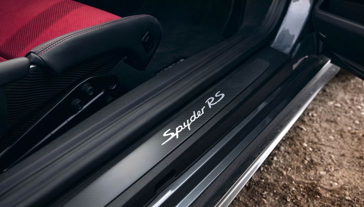 Porsche 718 Spyder RS: presentata la nuova roadster a motore centrale da 500 CV - Foto 7 di 14