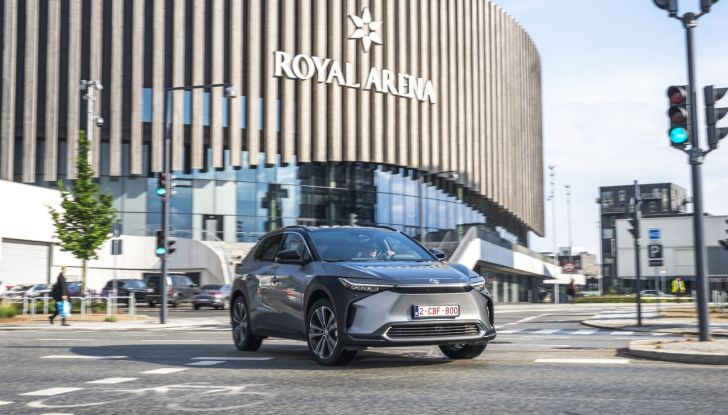 Toyota bZ4X: allestimenti, prezzi e autonomia della nuova gamma 2024 - Foto 2 di 10