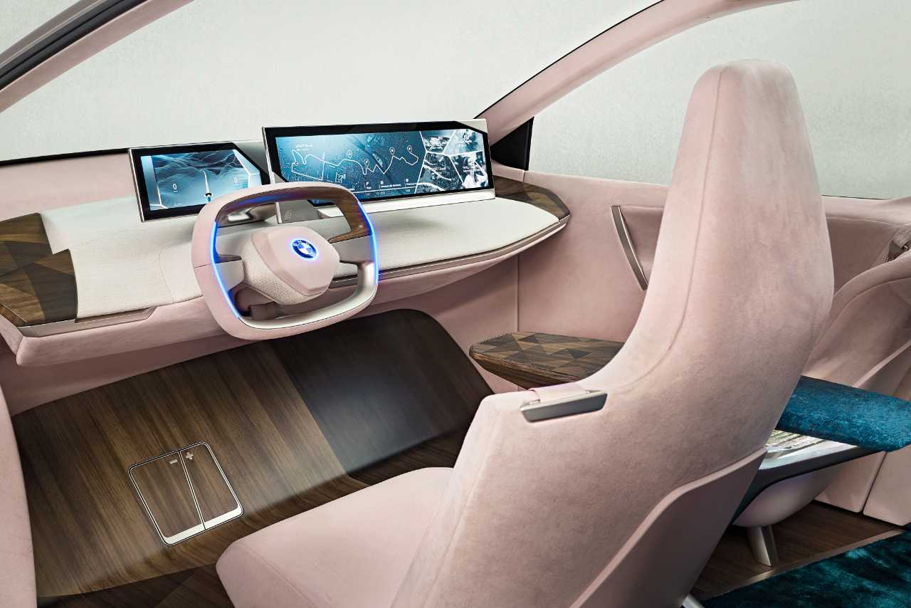 Interni auto del futuro: gli schermi potrebbero essere così