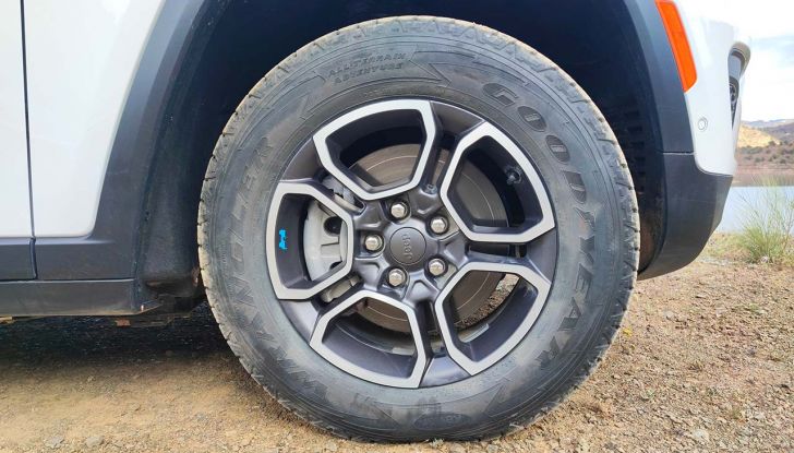 Jeep Grand Cherokee 4xe 2023: prova su strada e consumi del nuovo SUV ibrido - Foto 7 di 24