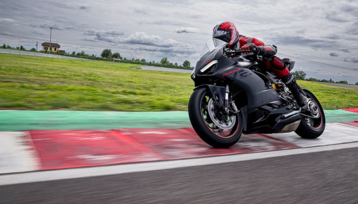 Ducati Panigale V2: arriva la nuova livrea Black on Black Livery - Foto 1 di 9