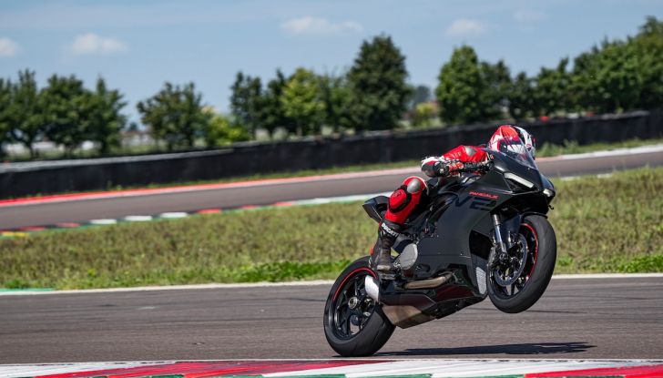 Ducati Panigale V2: arriva la nuova livrea Black on Black Livery - Foto 2 di 9