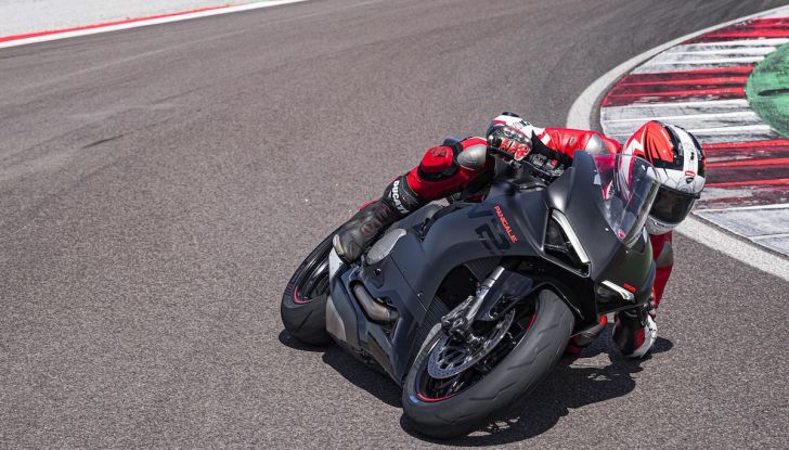 Ducati Panigale V2: arriva la nuova livrea Black on Black Livery - Foto 3 di 9
