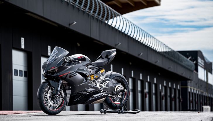 Ducati Panigale V2: arriva la nuova livrea Black on Black Livery - Foto 4 di 9
