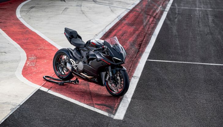 Ducati Panigale V2: arriva la nuova livrea Black on Black Livery - Foto 5 di 9