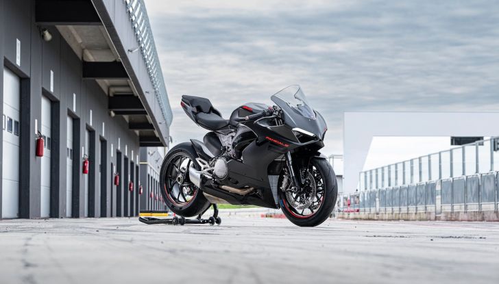 Ducati Panigale V2: arriva la nuova livrea Black on Black Livery - Foto 8 di 9