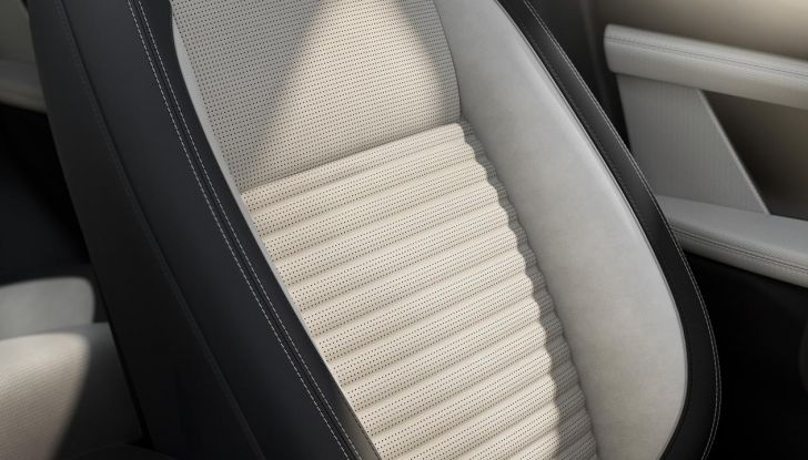 Land Rover Discovery Sport: debutta il model year 2024 con diverse novità - Foto 16 di 42