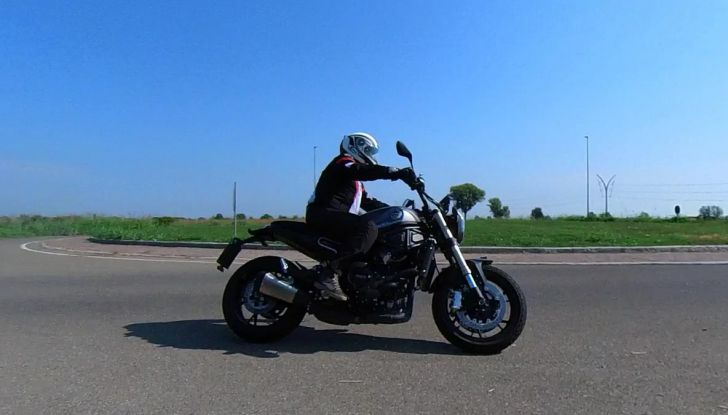 Benelli Leoncino 800, prova su strada per ruggire di piacere - Foto 7 di 34