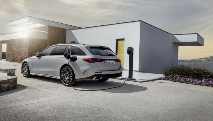 Mercedes Classe E Wagon 2024: debutta ufficialmente la nuova generazione - Foto 21 di 42