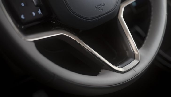Range Rover Evoque 2024: il nuovo restyling introduce diverse novità esterne e interne - Foto 10 di 35