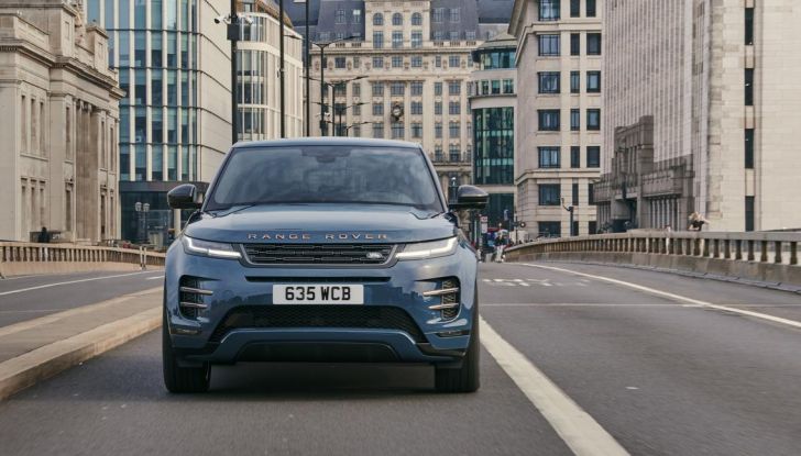 Range Rover Evoque 2024: il nuovo restyling introduce diverse novità esterne e interne - Foto 15 di 35