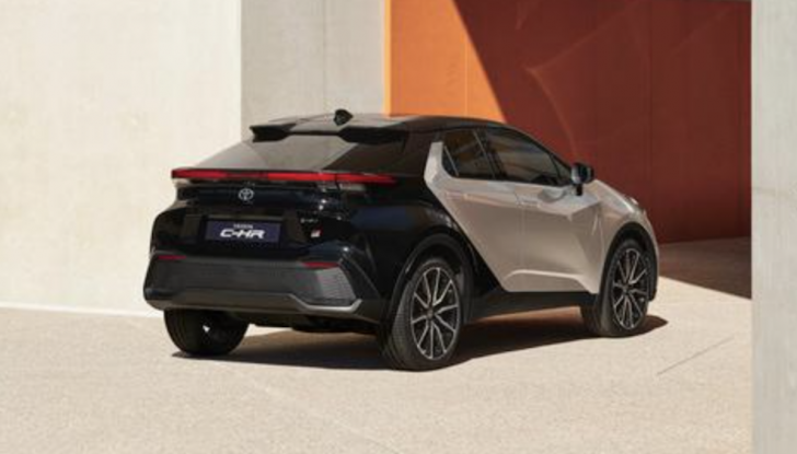 Toyota C-HR 2024: motori, allestimenti e prezzi - Foto 10 di 15