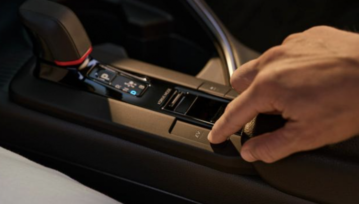 Toyota C-HR 2024: motori, allestimenti e prezzi - Foto 12 di 15