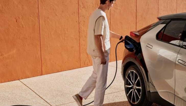 Toyota C-HR 2024: motori, allestimenti e prezzi - Foto 13 di 15