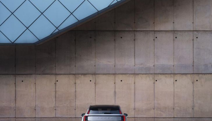 Volvo EX30: allestimenti, caratteristiche tecniche e prestazioni del nuovo SUV compatto elettrico - Foto 35 di 85