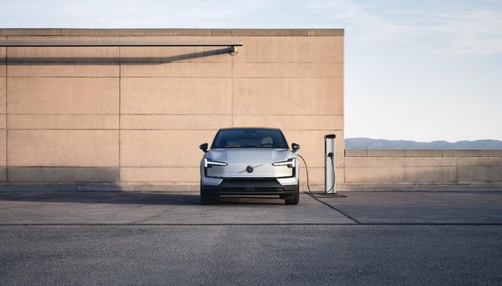 Volvo EX30: allestimenti, caratteristiche tecniche e prestazioni del nuovo SUV compatto elettrico - Foto 29 di 85