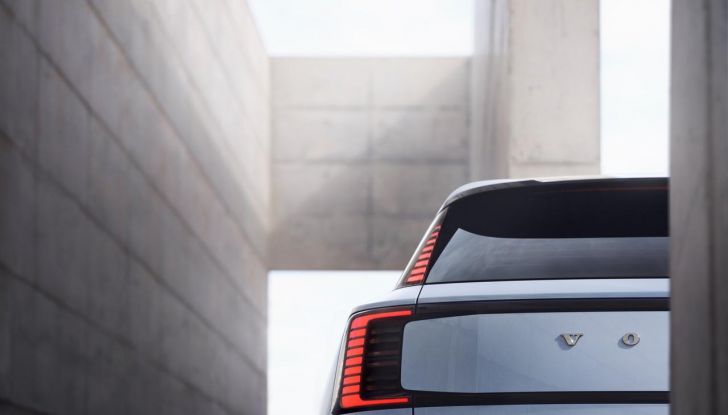 Volvo EX30: allestimenti, caratteristiche tecniche e prestazioni del nuovo SUV compatto elettrico - Foto 2 di 85