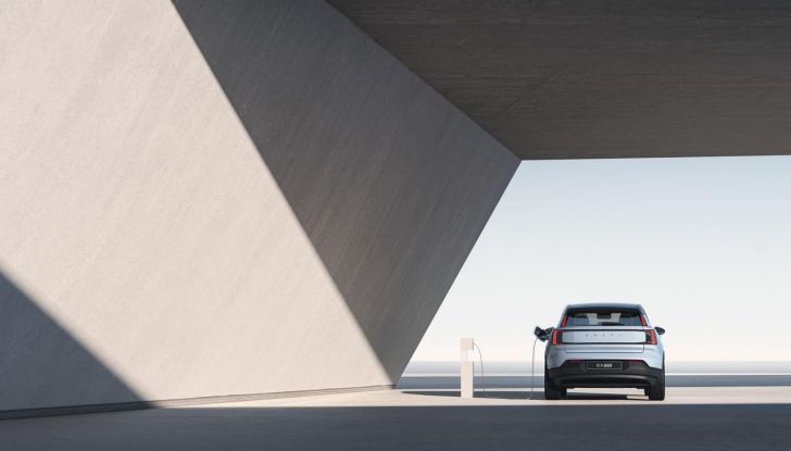 Volvo EX30: allestimenti, caratteristiche tecniche e prestazioni del nuovo SUV compatto elettrico - Foto 15 di 85
