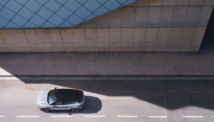 Volvo EX30: allestimenti, caratteristiche tecniche e prestazioni del nuovo SUV compatto elettrico - Foto 5 di 85