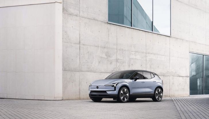 Volvo EX30: allestimenti, caratteristiche tecniche e prestazioni del nuovo SUV compatto elettrico - Foto 25 di 85