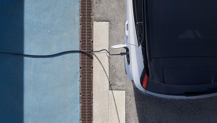 Volvo EX30: allestimenti, caratteristiche tecniche e prestazioni del nuovo SUV compatto elettrico - Foto 10 di 85