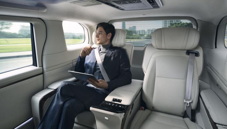 Lexus LM: caratteristiche e versioni della nuova monovolume di lusso - Foto 4 di 15