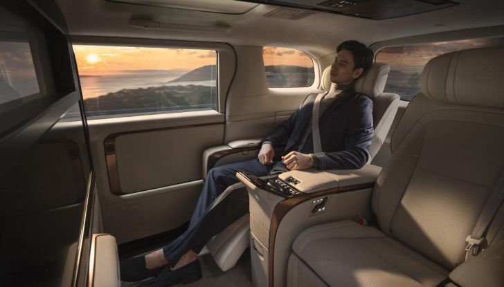 Lexus LM: caratteristiche e versioni della nuova monovolume di lusso - Foto 7 di 15