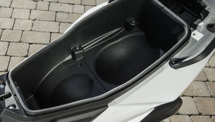 Nerva Exe, lo scooter elettrico “buono” provato su strada - Foto 16 di 20