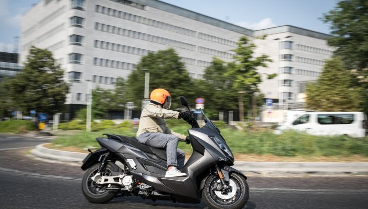 Nerva Exe, lo scooter elettrico “buono” provato su strada - Foto 5 di 20