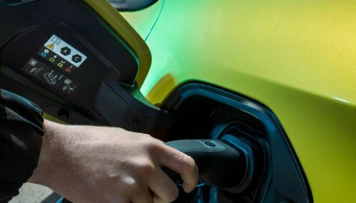 Peugeot E-208 2025: nuovo aggiornamento, autonomia elettrica fino a 433 km - Foto 26 di 50