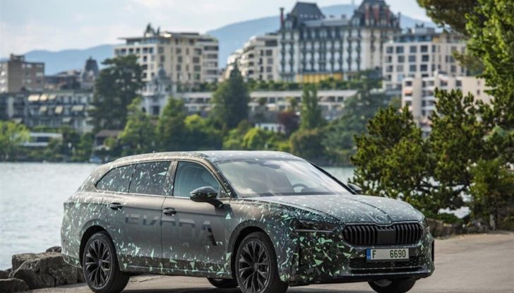 Skoda Superb: la nuova generazione arriva a novembre - Foto 1 di 8