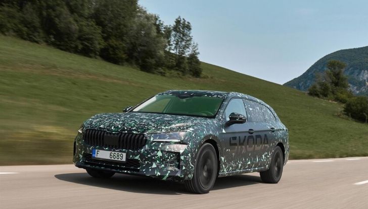Skoda Superb: la nuova generazione arriva a novembre - Foto 4 di 8