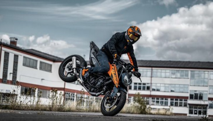 KTM presenta le nuove 125 e 390 Duke 2024 - Foto 4 di 15