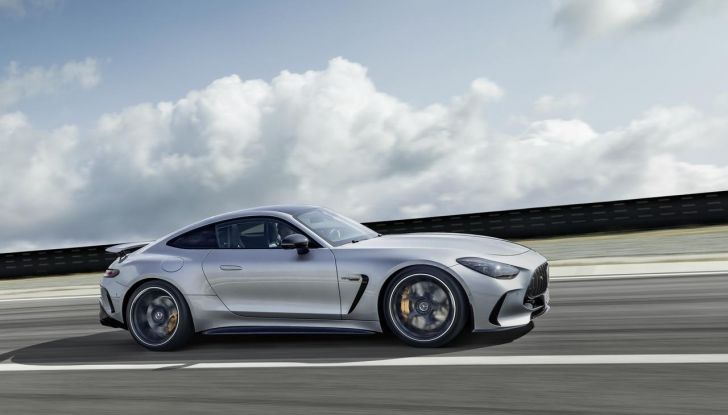 Mercedes-AMG GT 2024: debutta la nuova generazione della coupé sportiva - Foto 23 di 70