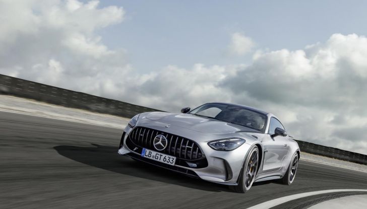 Mercedes-AMG GT 2024: debutta la nuova generazione della coupé sportiva - Foto 17 di 70