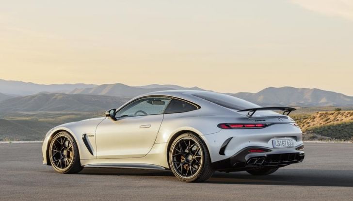 Mercedes-AMG GT 2024: debutta la nuova generazione della coupé sportiva - Foto 13 di 70