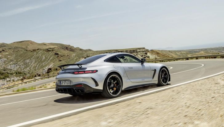 Mercedes-AMG GT 2024: debutta la nuova generazione della coupé sportiva - Foto 5 di 70
