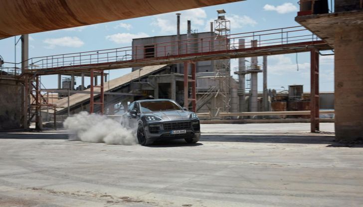 Porsche Cayenne Turbo E-Hybrid: svelata la Cayenne più potente di sempre - Foto 29 di 34