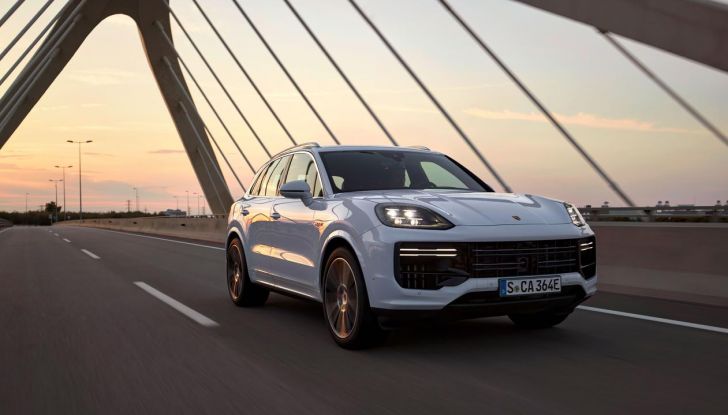 Porsche Cayenne Turbo E-Hybrid: svelata la Cayenne più potente di sempre - Foto 12 di 34