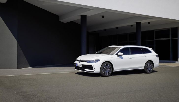 Volkswagen Passat 2024: caratteristiche, allestimenti e prezzi per il mercato italiano - Foto 86 di 115