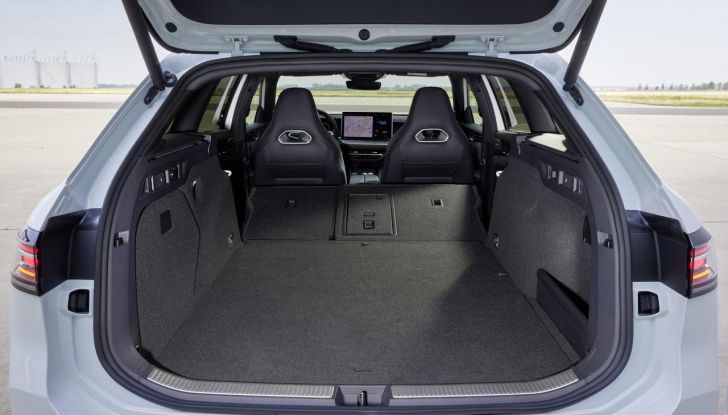 Volkswagen Passat 2024: caratteristiche, allestimenti e prezzi per il mercato italiano - Foto 105 di 115